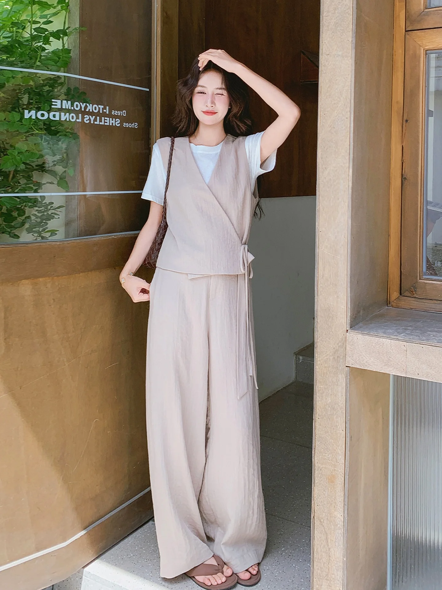 「Tシャツにベストを合わせるのにダサいと感じる理由は？その答えを、1つのセットアップで解き明かす