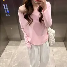 柔らかなコットン素材のオフショルダーロングスリーブTシャツ【ゆったりフィット・秋用・斜め肩デザイン】