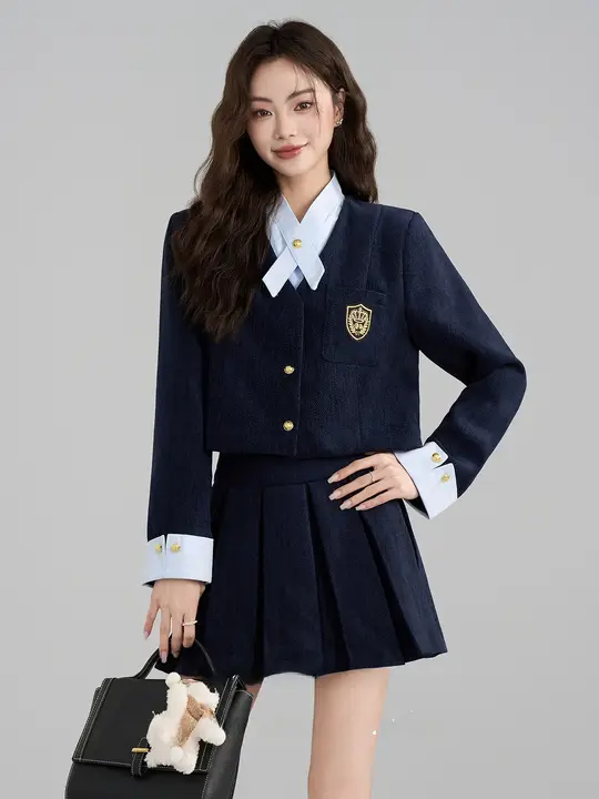学院風の秋冬コーディネート！深い紺色トップスとプリーツミニスカート（セットアップ対応）