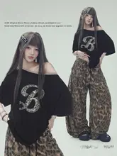 アシンメトリー肩デザインのヒョウ柄プリントTシャツ【セクシー・レトロ・アメリカンスタイル・薄手のトレーニングパンツ】（セットアップ対応）