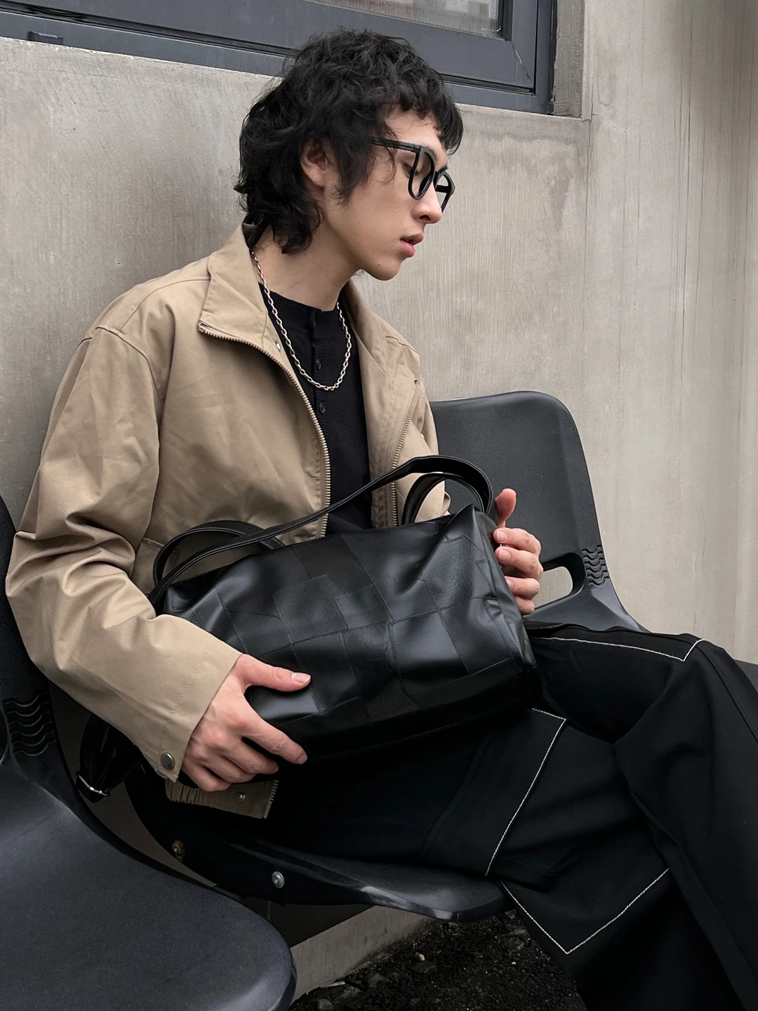 ジャケットとショルダーバッグの組み合わせがうまくいかないのは、実はこの1つのミスに原因がある？