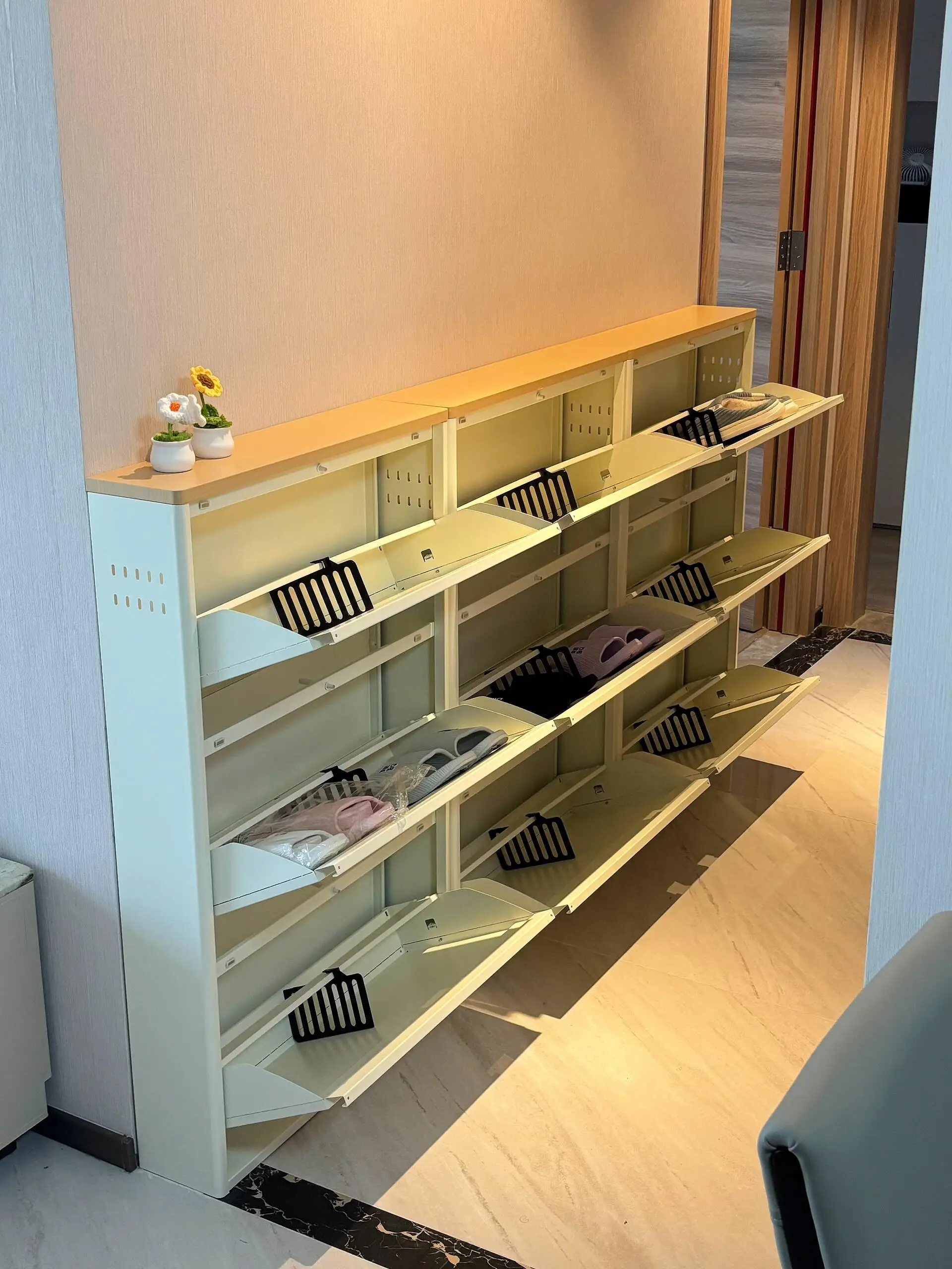 鋼製薄型シューキャビネット：マンション玄関に最適なスリム収納の実用性と設計原理