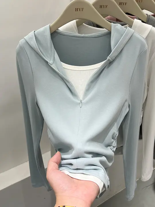 デザイン感のあるドレープ裾の切り替えフード付き長袖Tシャツ【春用・女性用】（セットアップ対応）