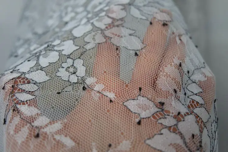 高級レース素材の特徴と実用性：コントラストデザイン・刺繍付き生地の使い方
