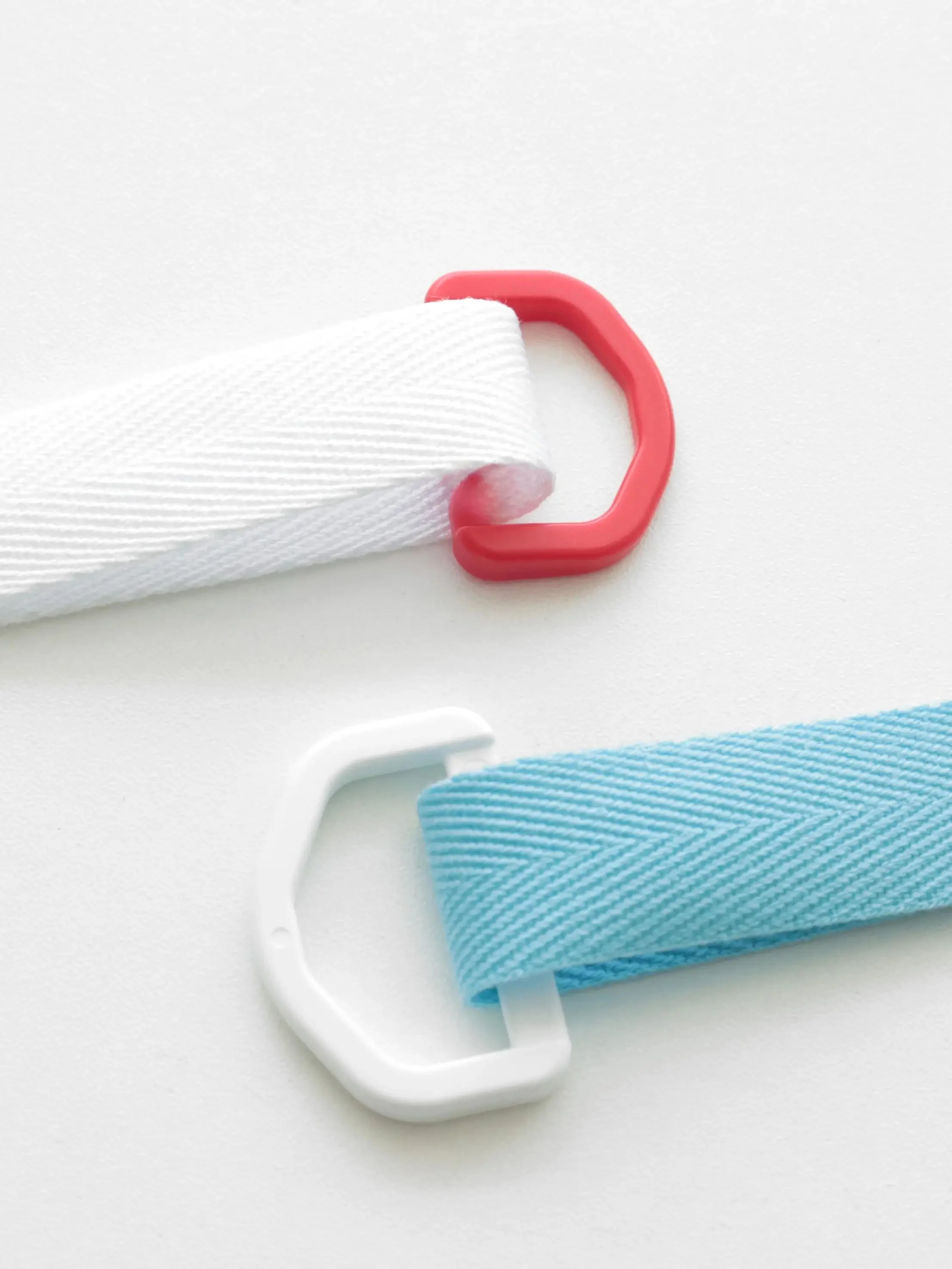 ひねり金具 バッグの側面取り付けに最適なD型プラスチックリングとは