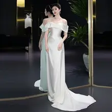 オフショルダーサテン軽婚纱【白・トレイル付き・エレガントデザイン】