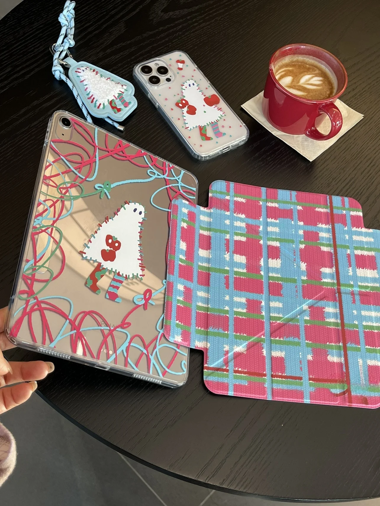 iPad用アクリル保護ケース：磁気吸着式セパレートデザインの実用性とカスタマイズ可能性