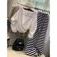 オフショルダーデザインのトレンドスウェットシャツ【英字プリント・ドローストリング・カジュアル】とストライプフレアパンツ（セットアップ対応）