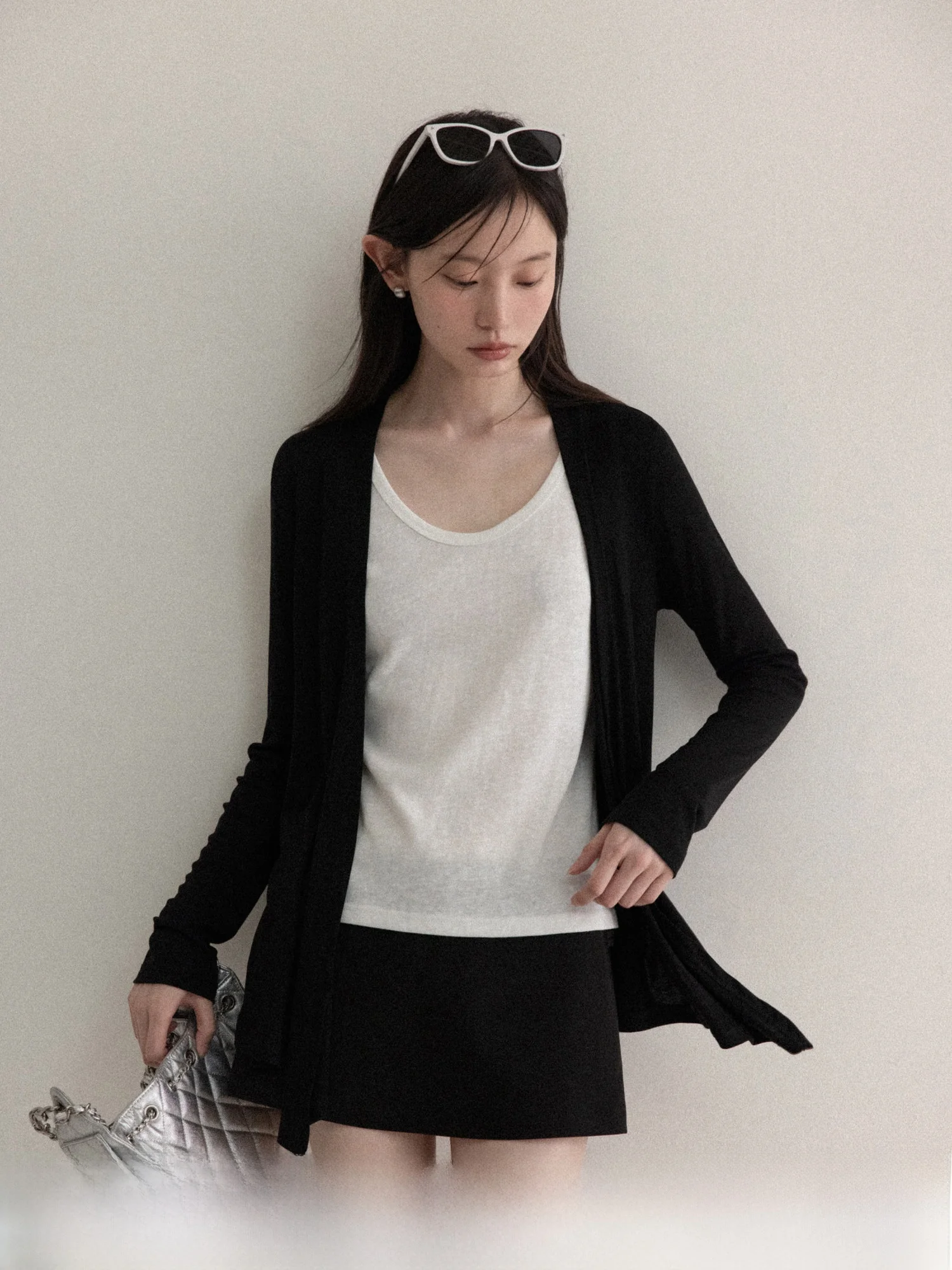 黒の中長丈長袖Tシャツ：シンプルきれいめコーデの定番アイテムとしての実用性と着こなしのバランス