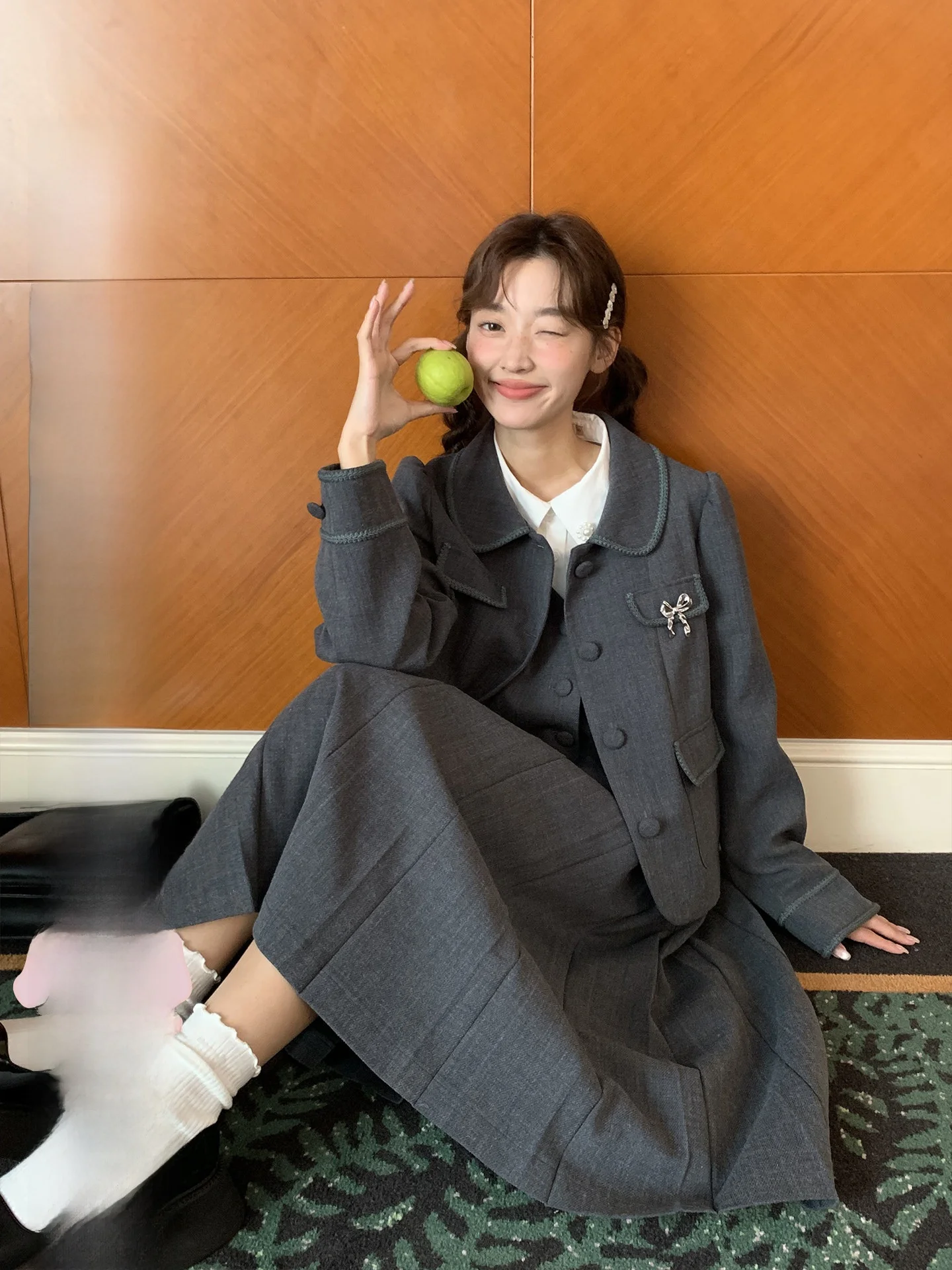 40代の忘年会に着る服は、知的な印象を与えるスーツベストワンピースがベスト？