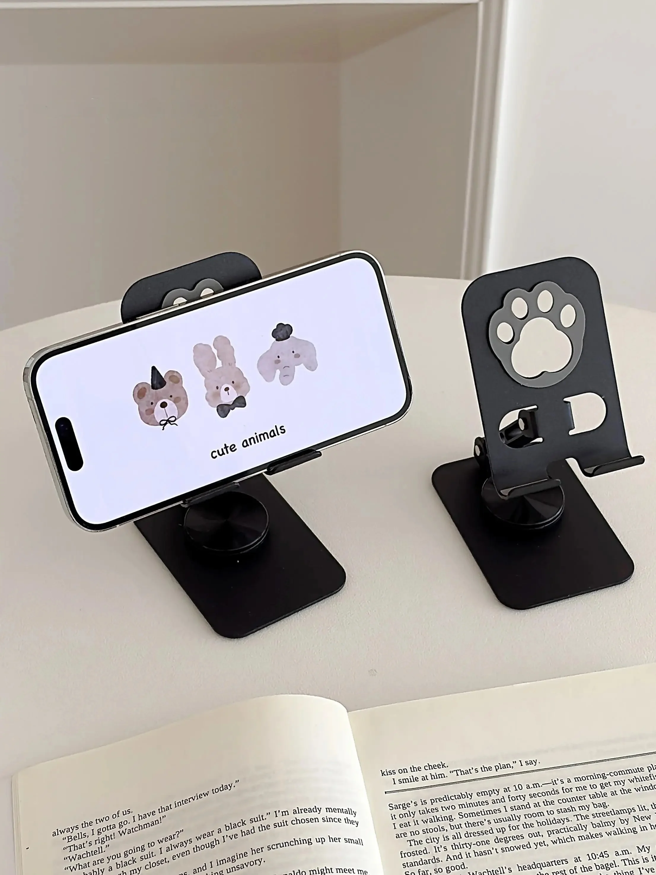 可愛い猫の肉球デザインスマホスタンド：360度回転と折りたたみによるデスクでの使いやすさ