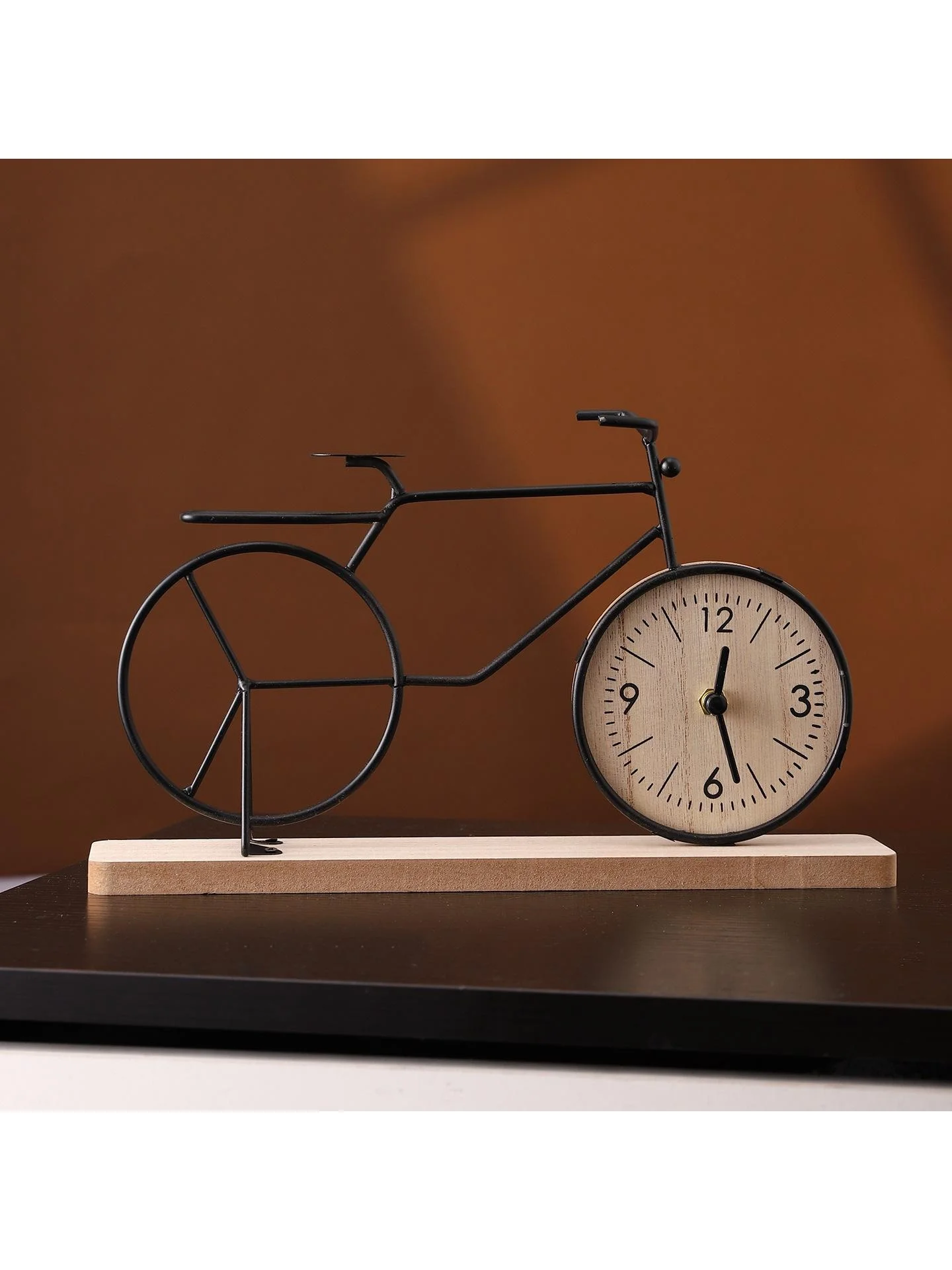 自転車デザインのインテリア時計：レトロ風のアート装飾時計が提供する空間の美学