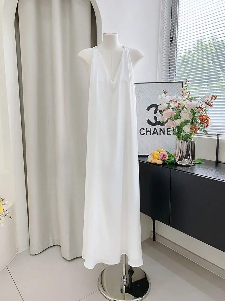 刺繍入りホワイトハイネックドレス：アート感とフォーマルスタイルを融合した長めのリゾートドレス