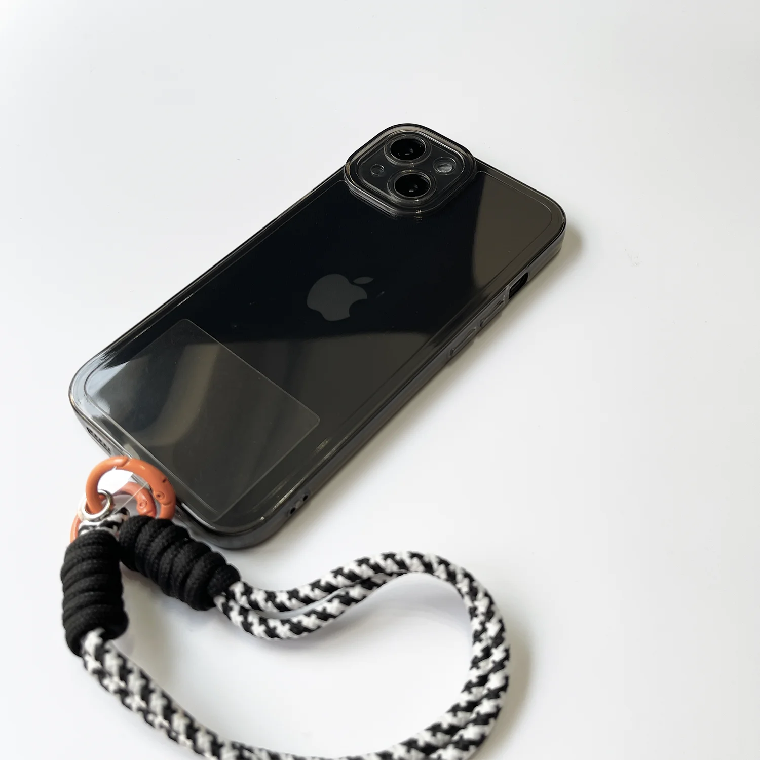 スマホフィルムは本当に必要？シンプルな透明ケースが解決する日常の悩みとは