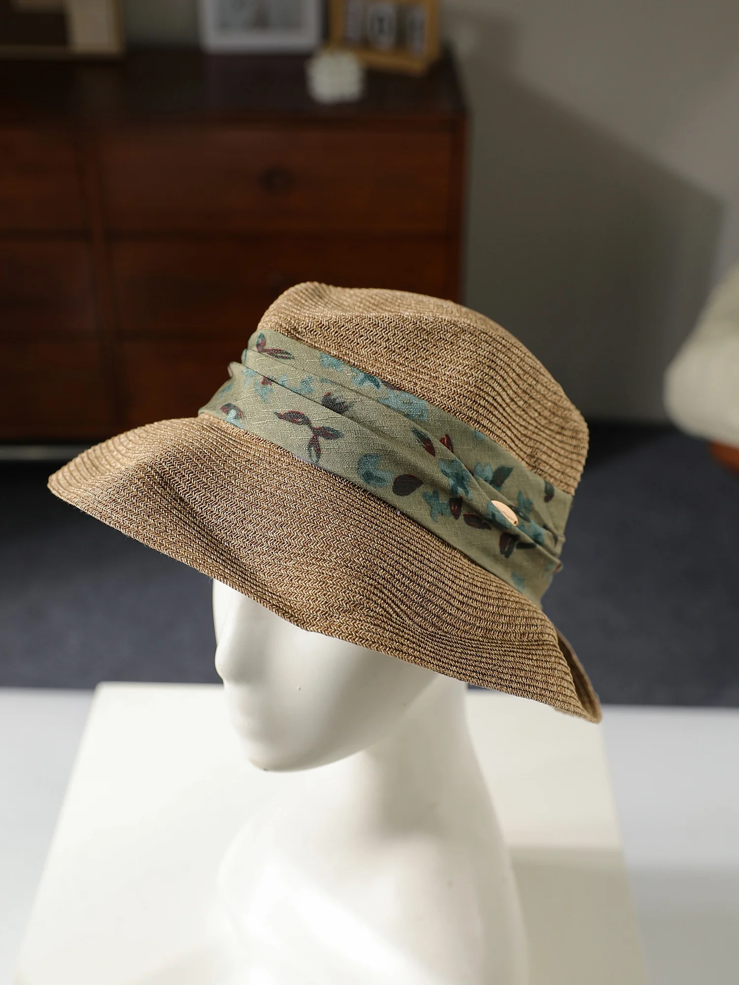 大きなつばの夏用女性用草帽子：UVカットと折りたたみ可能な実用性を徹底解説
