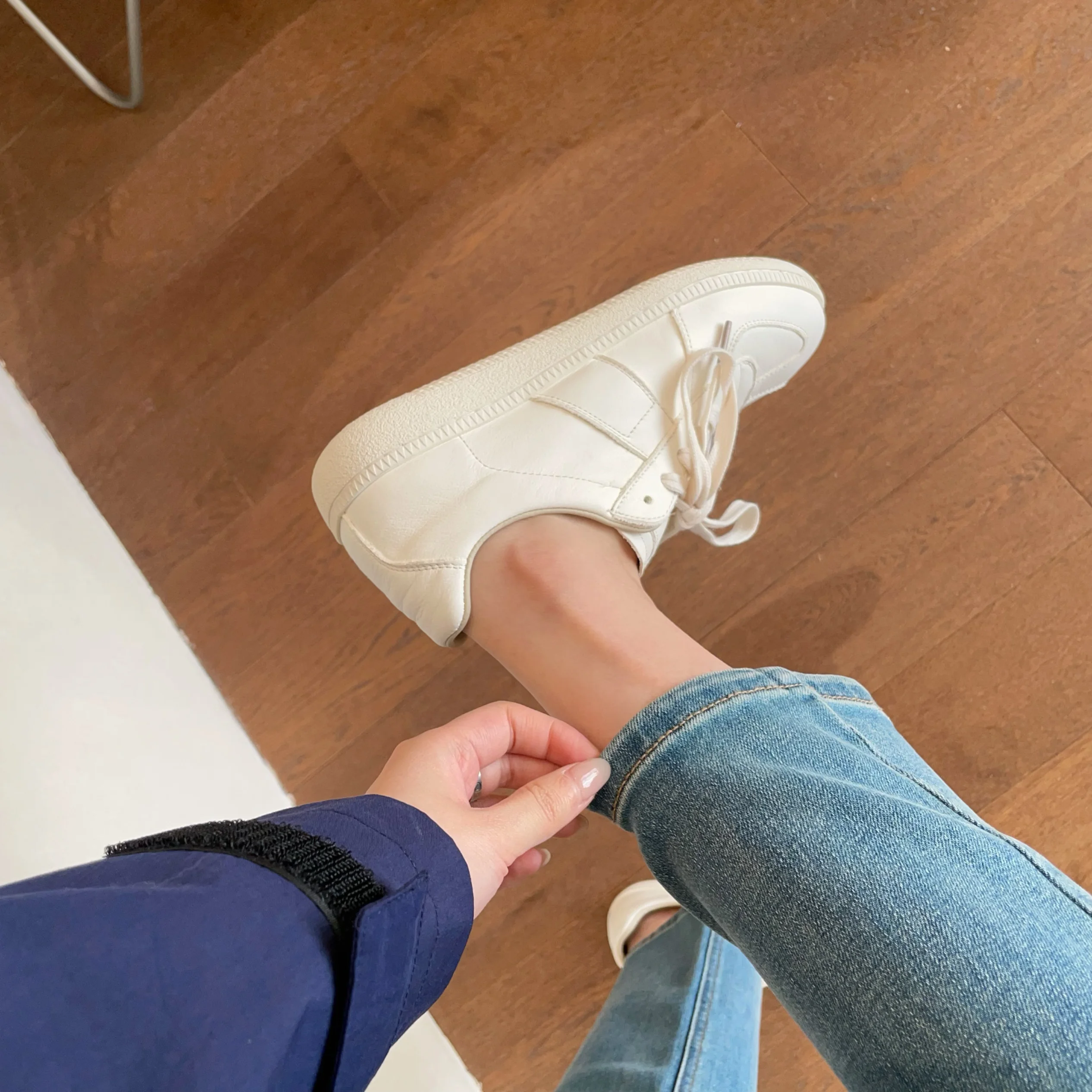快適な履き心地！白色本革トレーニングシューズは女性の日常使いにどう役立つか