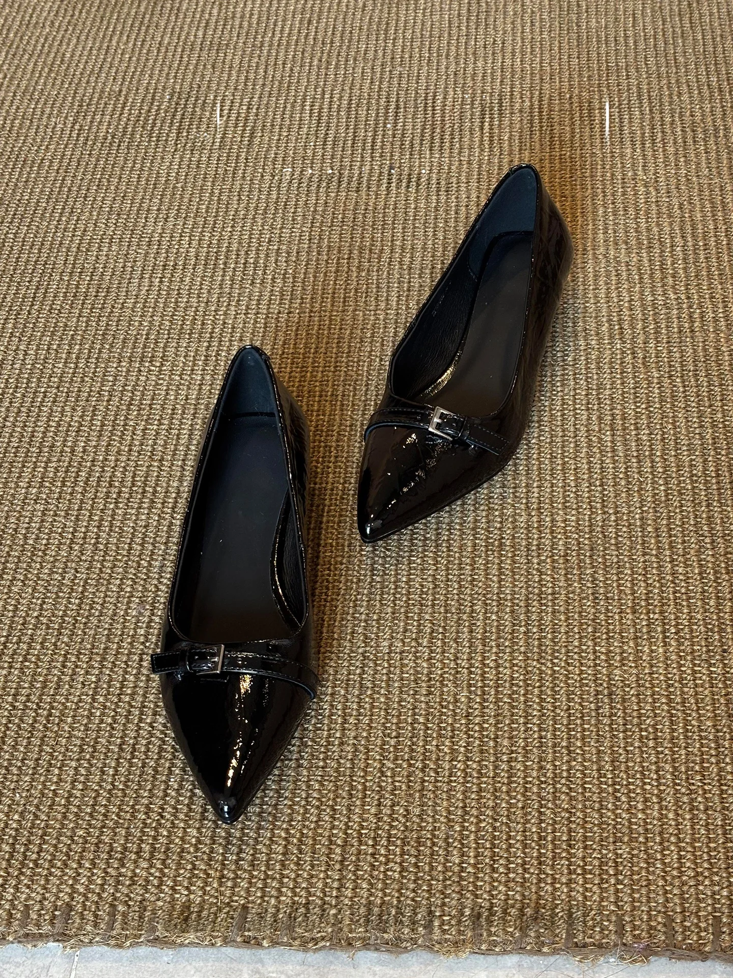 1500円で贈る女性への春のプレゼントは、このシンプルなパンプスがベスト？