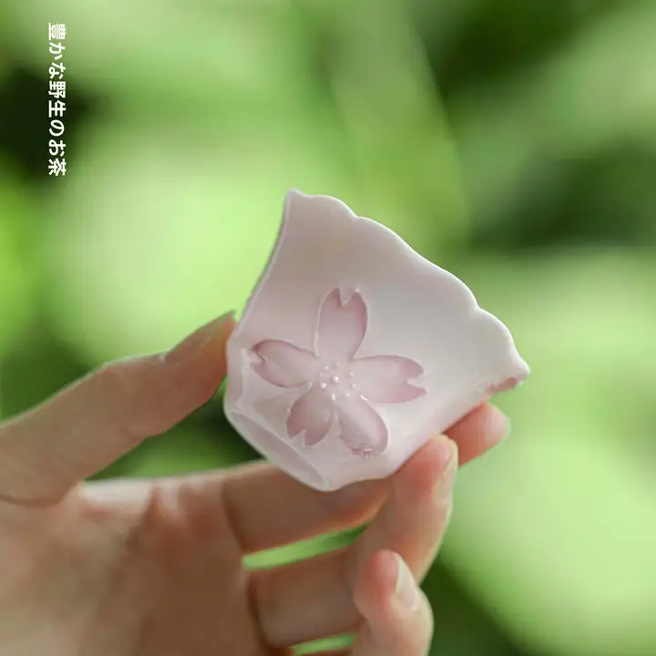 花柄口の小さなティーカップ【ピンク桜・陶器製・釉下彩】