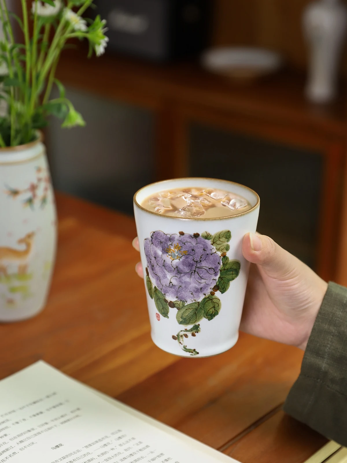 高級感のあるコーヒーマグカップを選ぶには？手描き陶器がもたらす、心に響く日常の美しさ