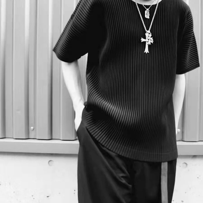 春コーデ メンズ 完全ガイド｜皺加工Tシャツで自然な日常感を演出