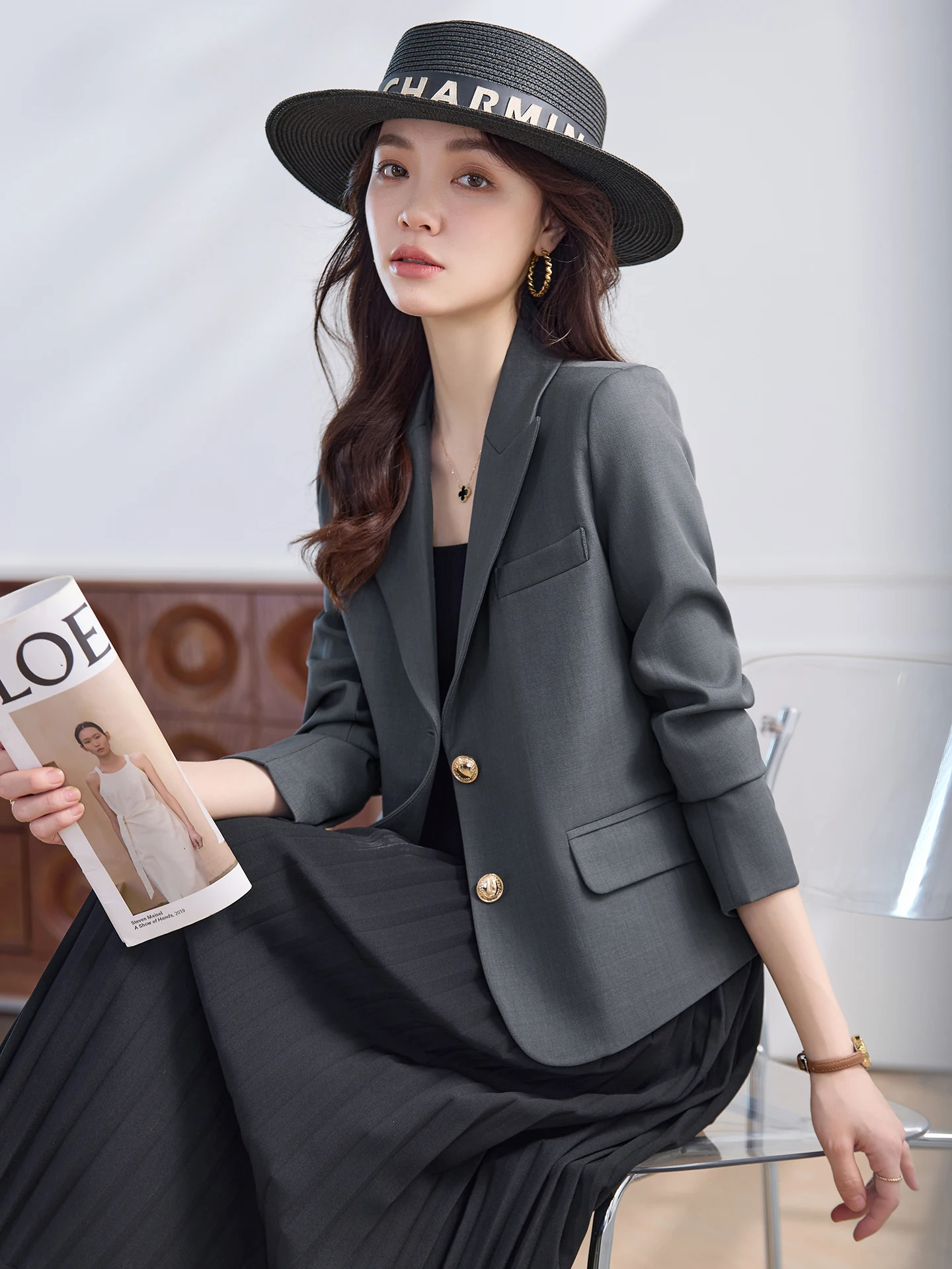 スーツっぽい私服 レディースの通勤シーンに最適なショートスーツジャケットとは