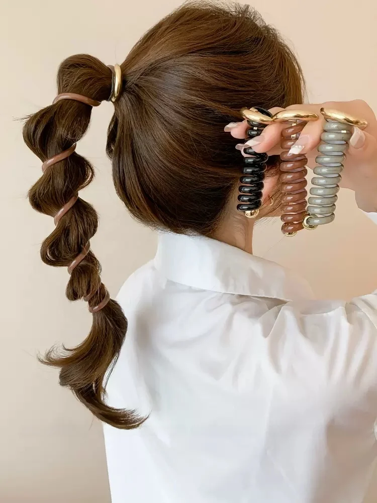 ポニーテールを簡単にまとめられる電話線風ヘアゴムの実用性と使い方