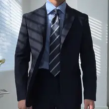 深い青のビジネスフィットスーツ