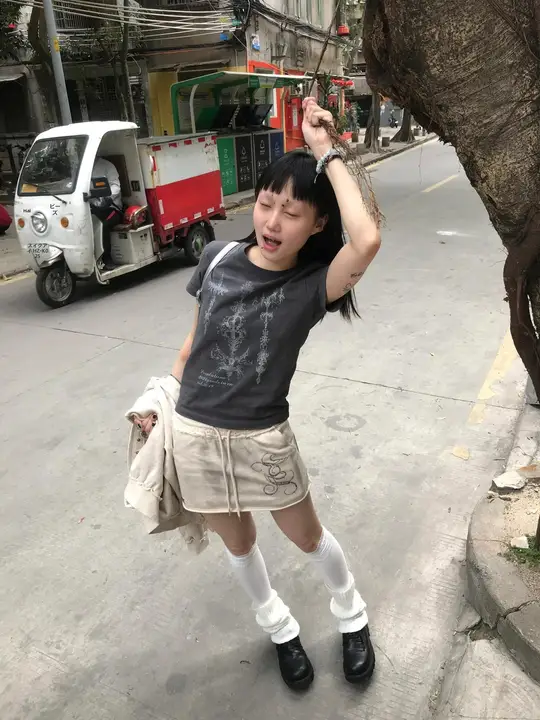 アメリカンY2KスタイルのダークグレーTシャツ【デザイン性・フィット感・ショート丈】