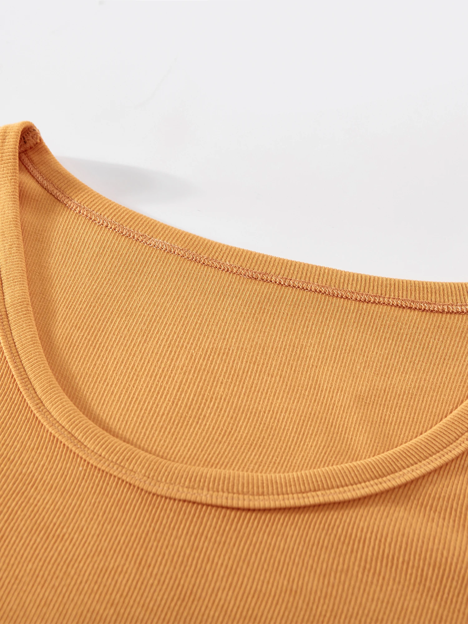 シンプルで洗練されたデザインの女性用ショートスリーブtシャツ：通勤風の修身型スタイル