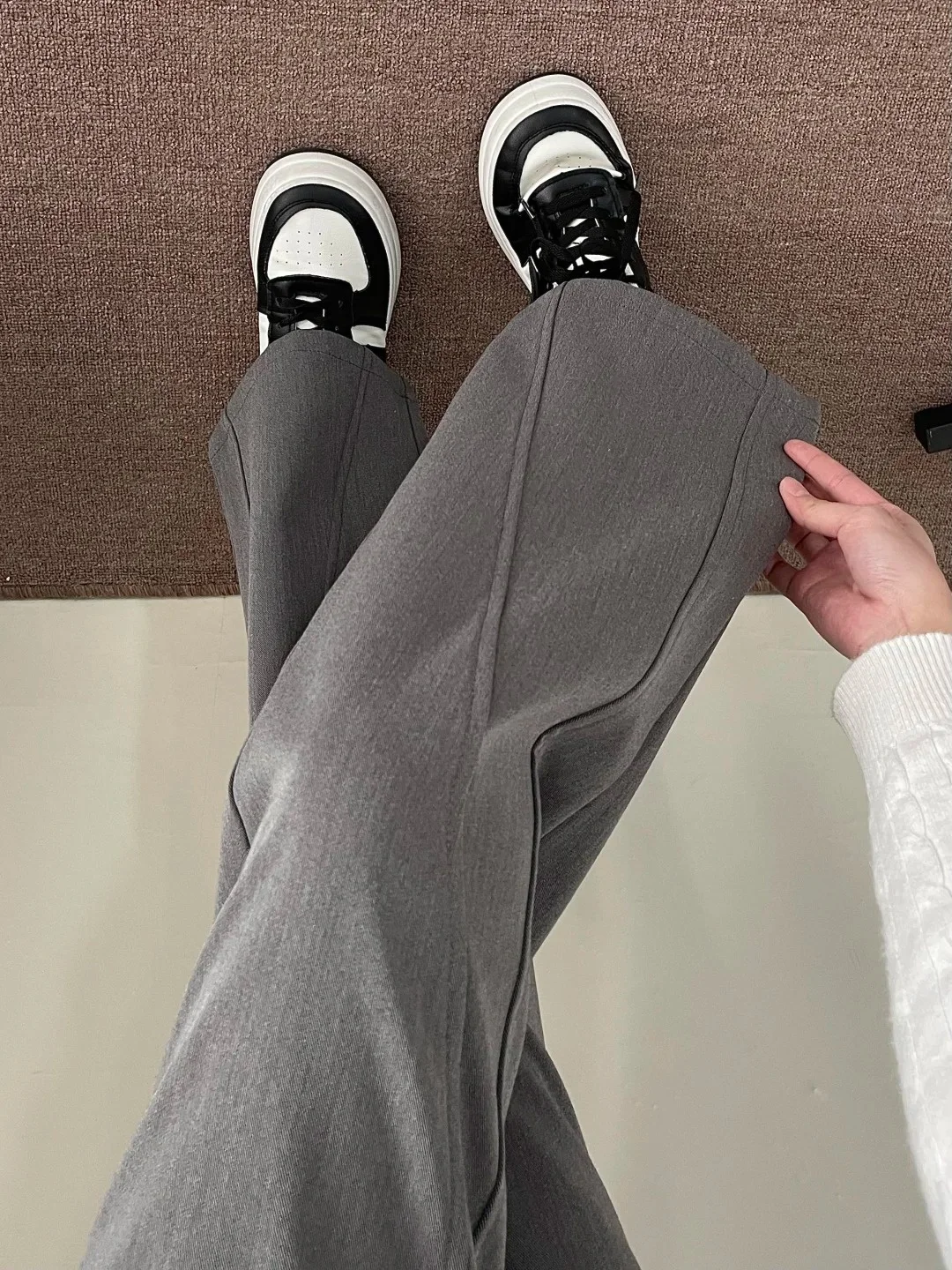 グレーの大きいサイズのパンツ：ストレートで長めの丈が実用的な通勤スタイルを実現