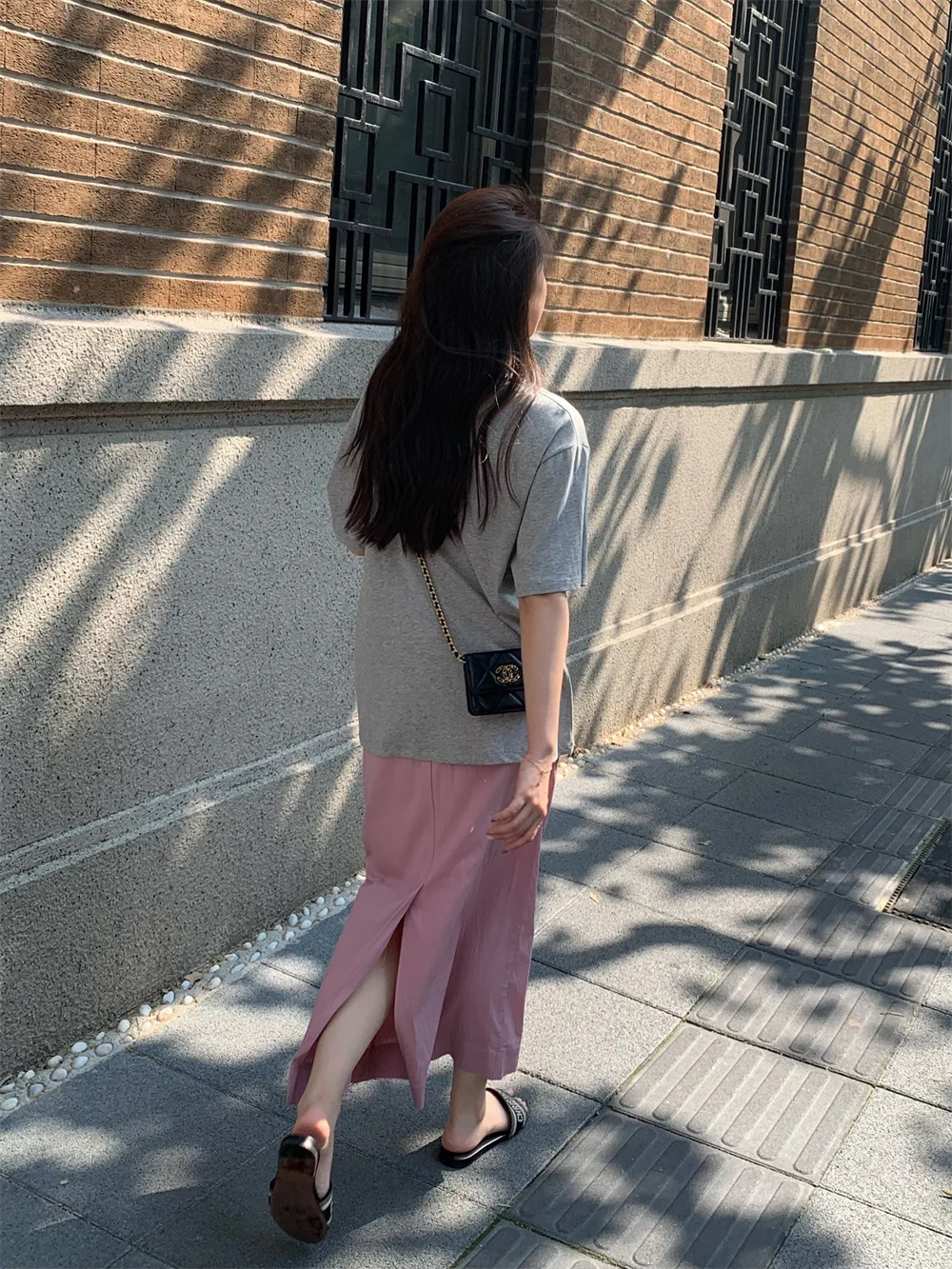 カジュアルなグレーのアニメデザインTシャツ：通勤シーンでの着用実績とデザイン特性