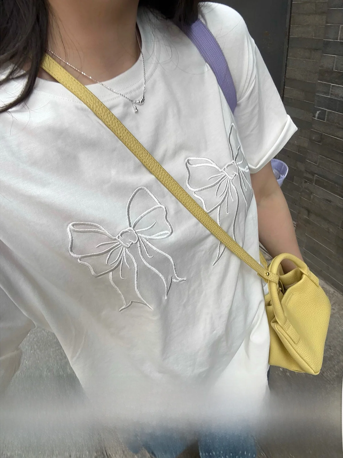 通勤の疲れを癒す、1枚で変わるTシャツのアレンジは？