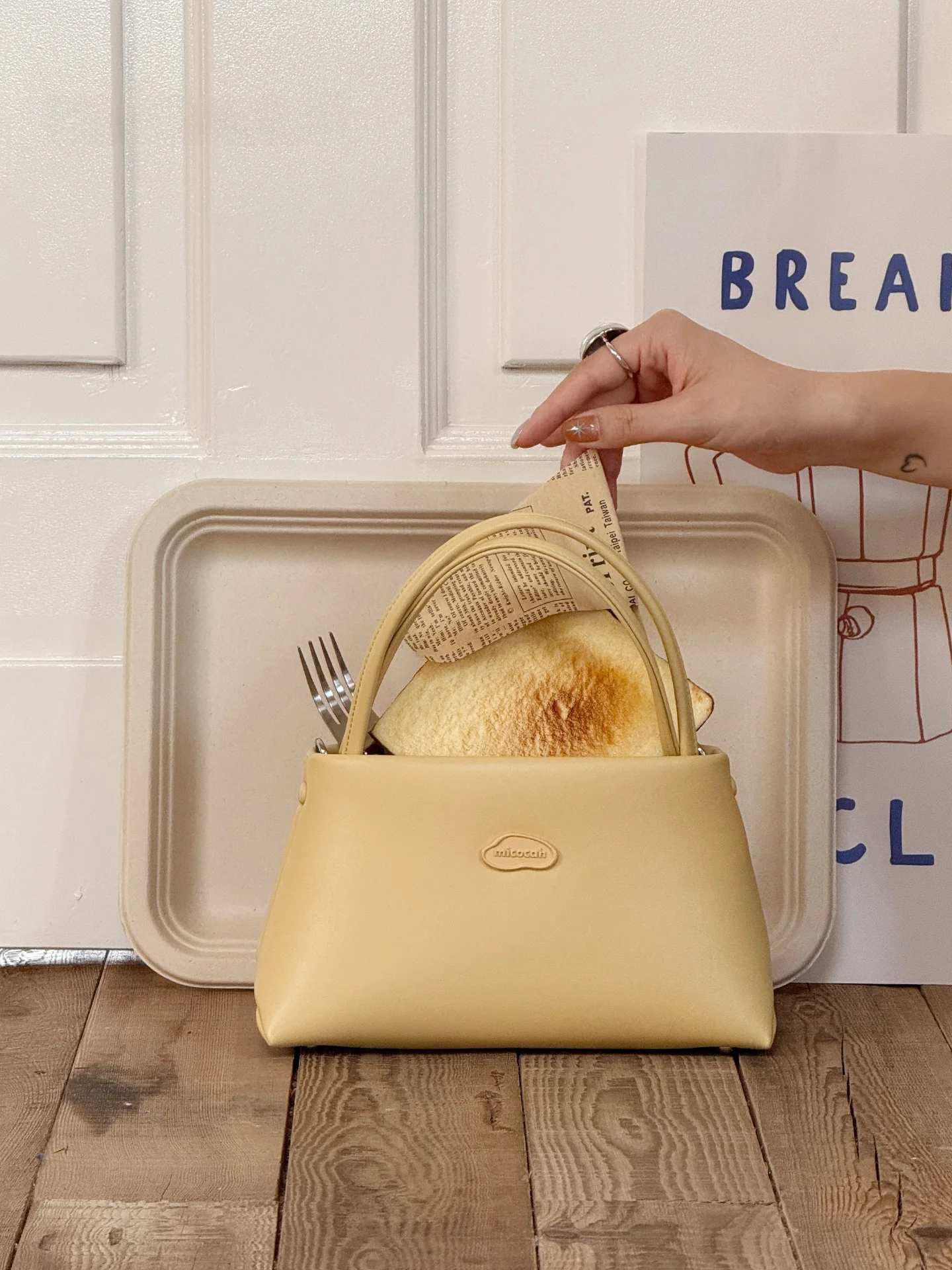 個性派トートバッグのデザインとしての英倫風クリームケーキ風ハンドバッグ