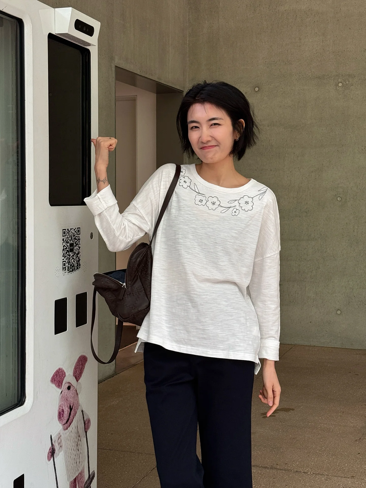 40代女性に合う通勤風の刺繍入りTシャツ：LANGQING TONGの長袖コットンモデル