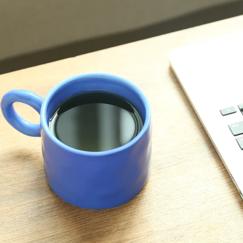 手捏模様の大容量マグカップ：クラインブルー陶器製の390mlコーヒーカップの実用性と使い方