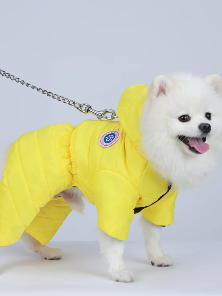 冬用犬用ダウンコート：小型犬向けの防水防寒性能とリード通し付きの実用性