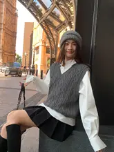 グレーのVネック編み込みニットベスト【春用・レイヤードスタイル・ウール混】