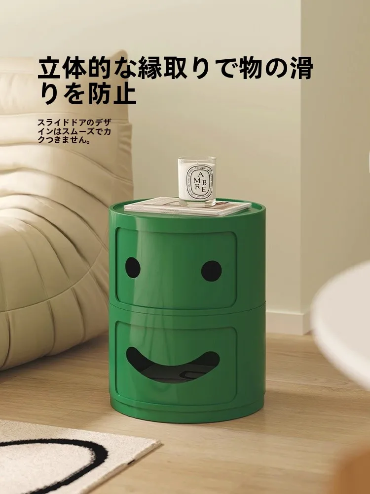 創意的な微笑みデザインの小型収納キャビネット：シンプルモダンな寝室インテリアの実例