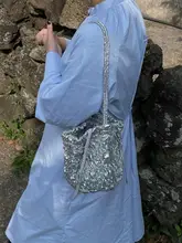 シルバーのプリーツデザインバッグ【個性的・ショルダー・斜め掛け・バケツ型】