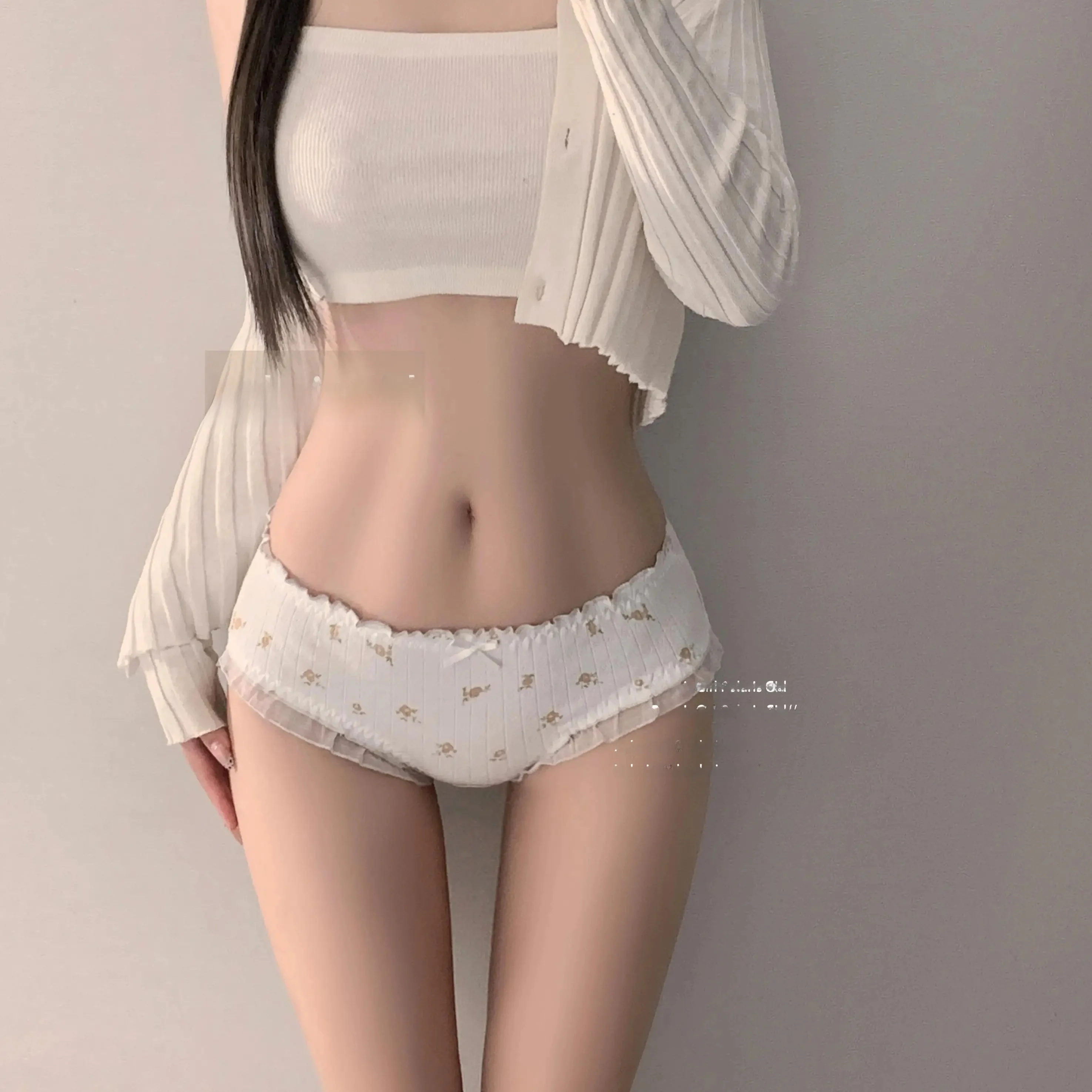 極上の柔らかさのコットン三角パンツ：蝶結びデザインとレースが特徴