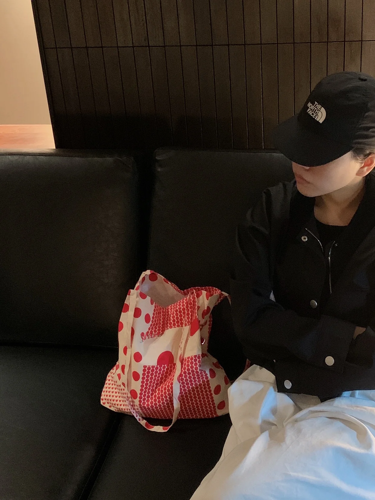 赤いドット柄キャンバストートバッグ：日韓風の女性向けリラックススタイルを実現