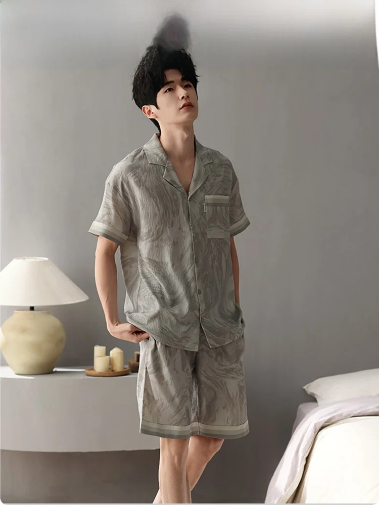 男性用夏用半袖シャツとショートパンツ：20代後半から30代の夏コーデに最適な無地セットアップ