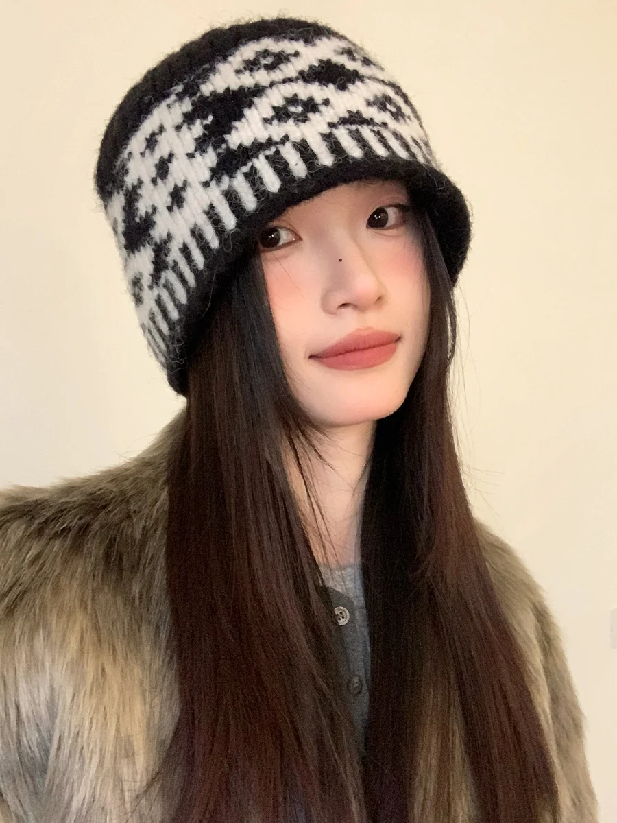ポンポン ニット 帽 で春の寒さをどうにかする？その答えは「耳あて付き」の温もりにあり