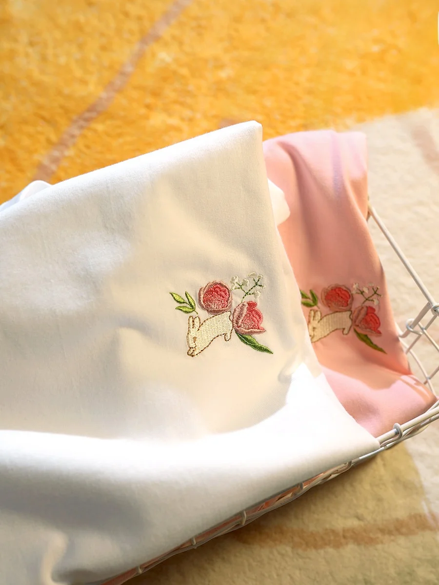 牡丹刺繍の男女兼用カジュアル短袖Tシャツ：華やかなデザインが夏の日常を彩る