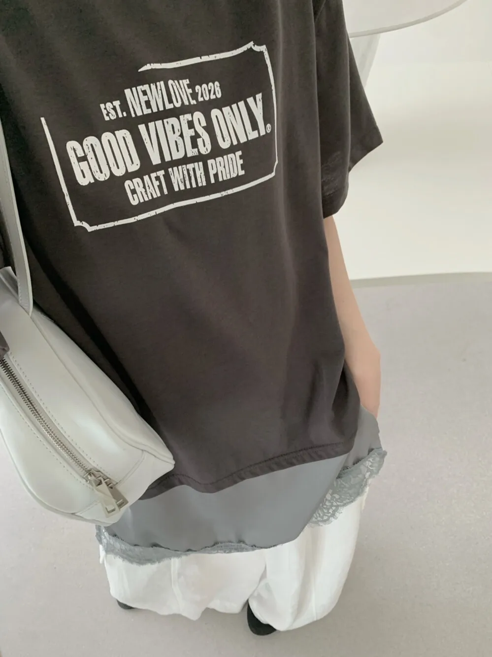 モード系ファッション Tシャツの定義と実際のデザイン：シンプルロゴプリントとレース切り替えの半袖Tシャツ