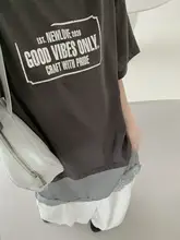 シンプルなロゴプリントとレースの切り替えが魅力の半袖Tシャツ
