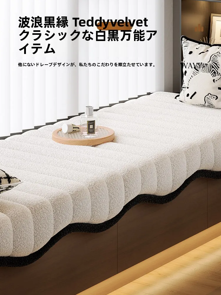 一人暮らしの居間で「部屋が広く見える」インテリアは、窓際のソファマットから始まる？