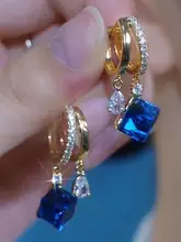 青いキューブ状クリスタルのイヤリング【気品あるデザイン・耳飾り・軽やかさ】