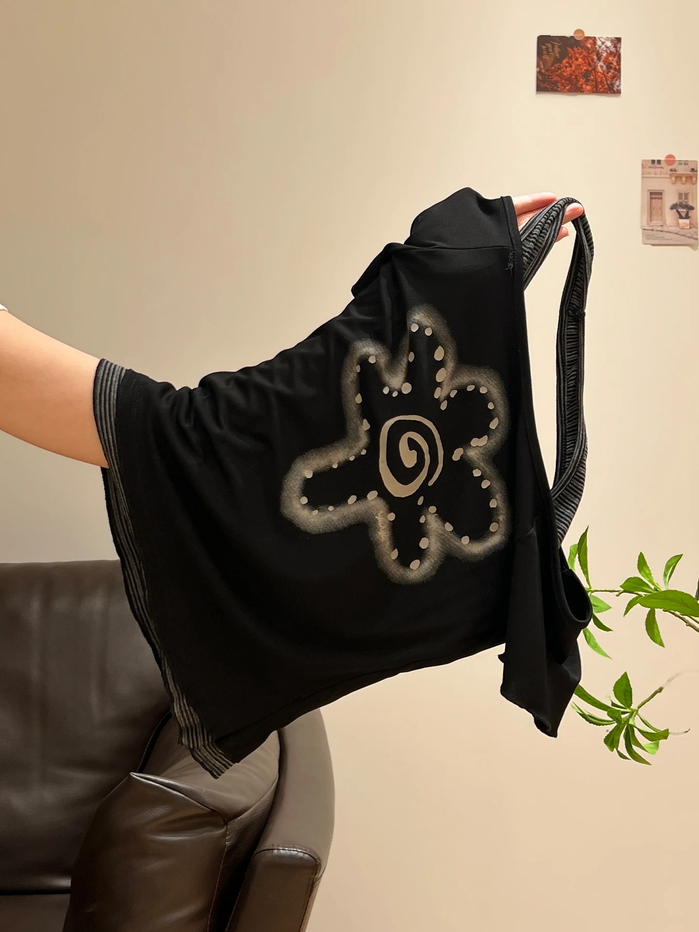 黒の斜め肩デザインタンクトップ 刺繍のトレンドと実用性