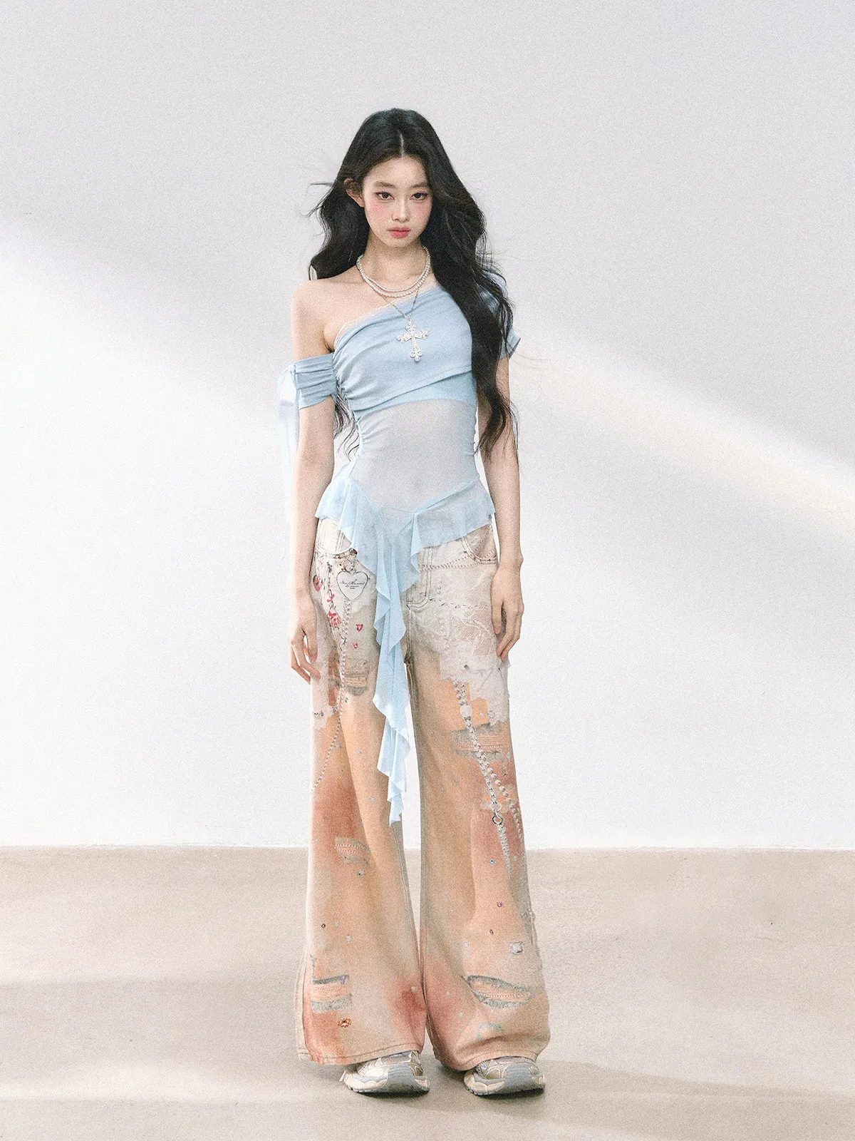 透け感のある肩出しデザインの短袖メッシュTシャツ：女性向け夏用軽やかな通勤風スタイル